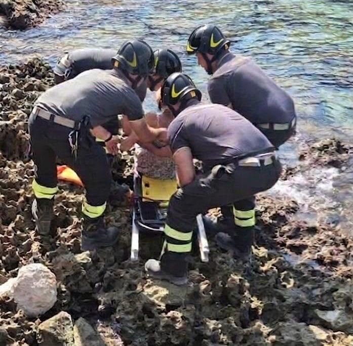 Disavventura a Cala Rossa: incastrata tra gli scogli, turista salvata dai Vigili del Fuoco