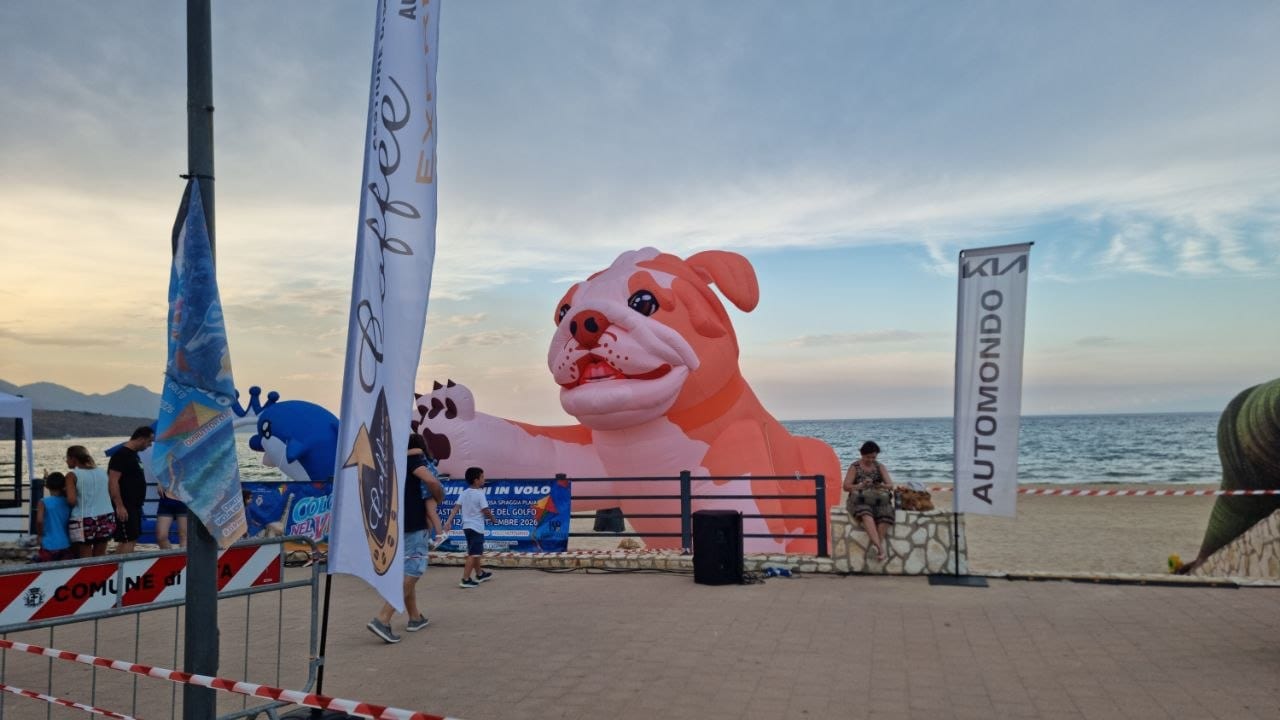 Colori nel vento, festival internazionale degli aquiloni anima la spiaggia Playa di Castellammare (VIDEO)