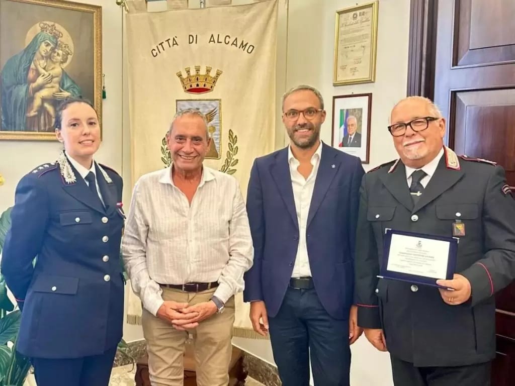 Alcamo saluta il luogotenente Lo Faro: encomio del Comune al carabiniere in pensione