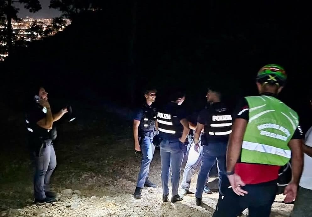 Escursionista bloccato dal buio sul Monte Gallo, lo circonda un branco di cani