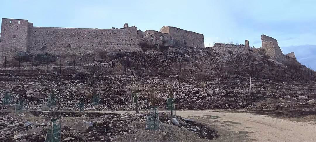 Attentato incendiario causa notevoli danni alla Rocca di Calatubo