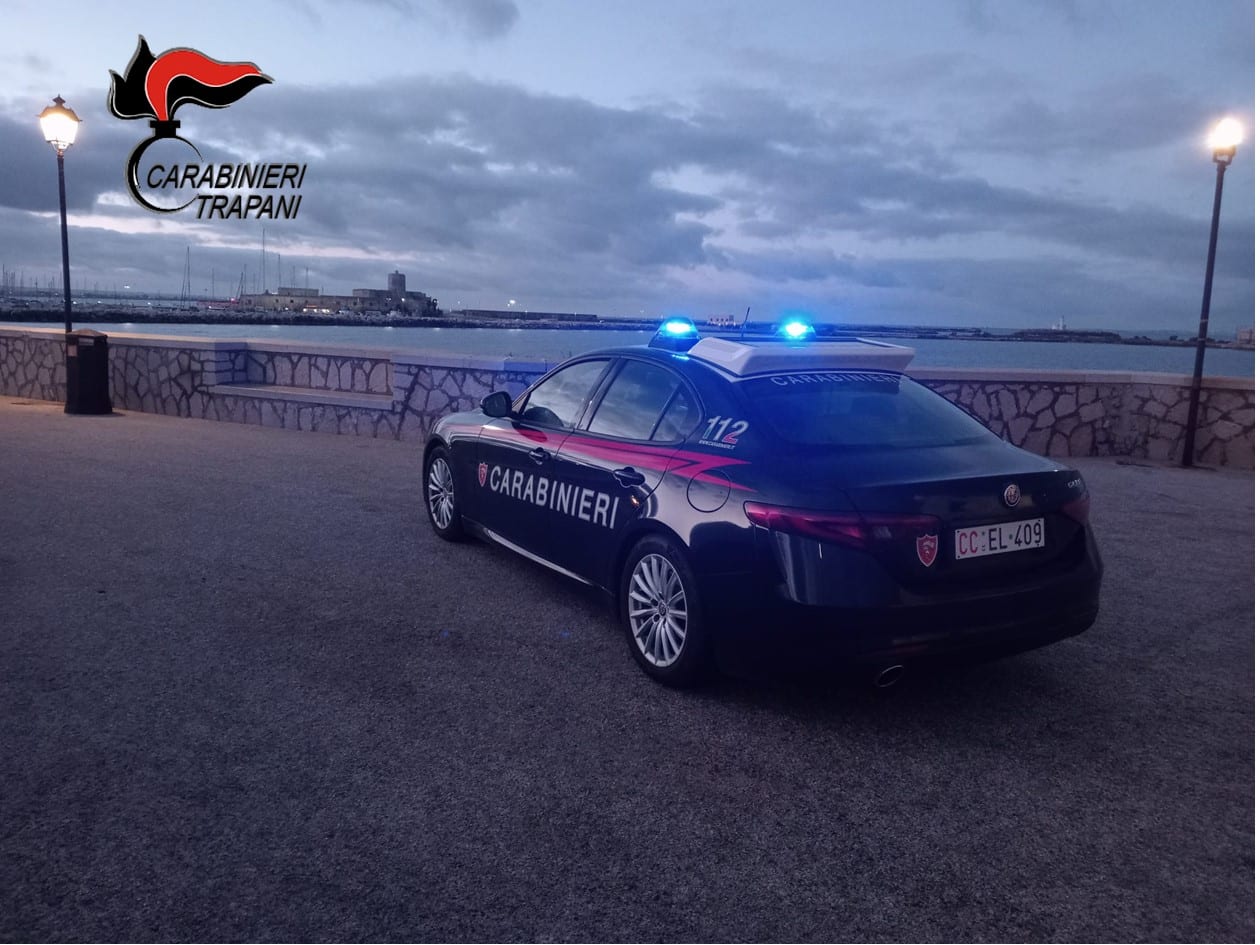 Trapani, ruba alcolici e aggredisce il titolare: arrestato