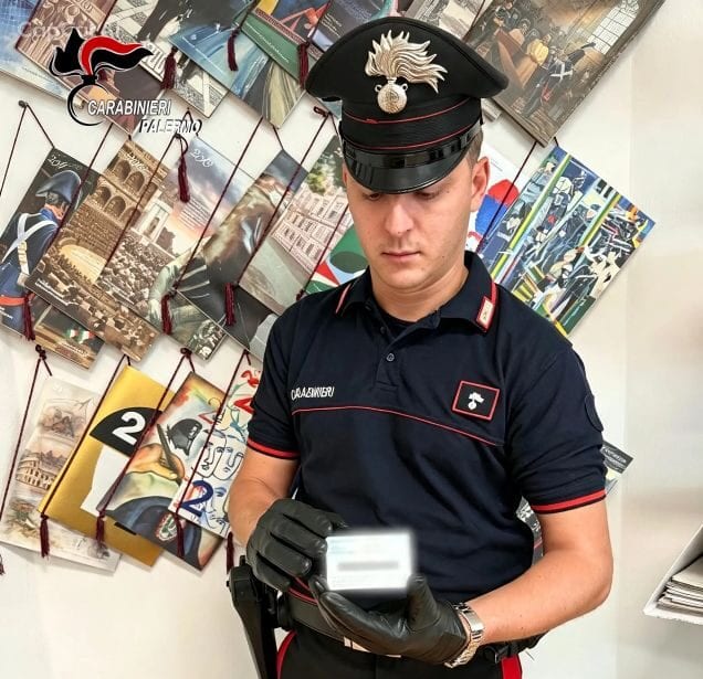 Carini, in caserma per una denuncia con carta d’identità manomessa: denunciato 33enne