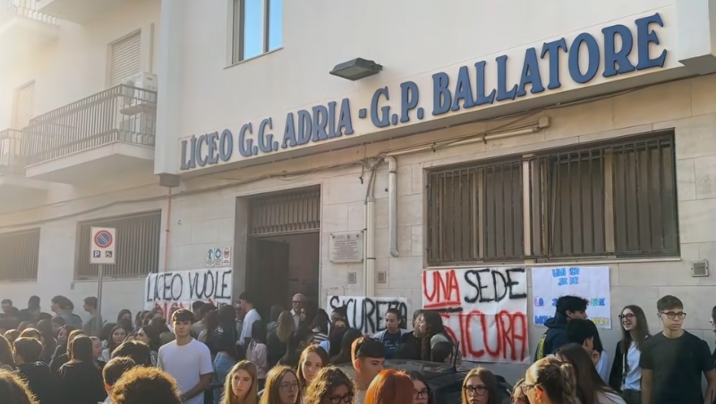 Mazara, cede un infisso a scuola e gli studenti chiedono sicurezza e una sede unica