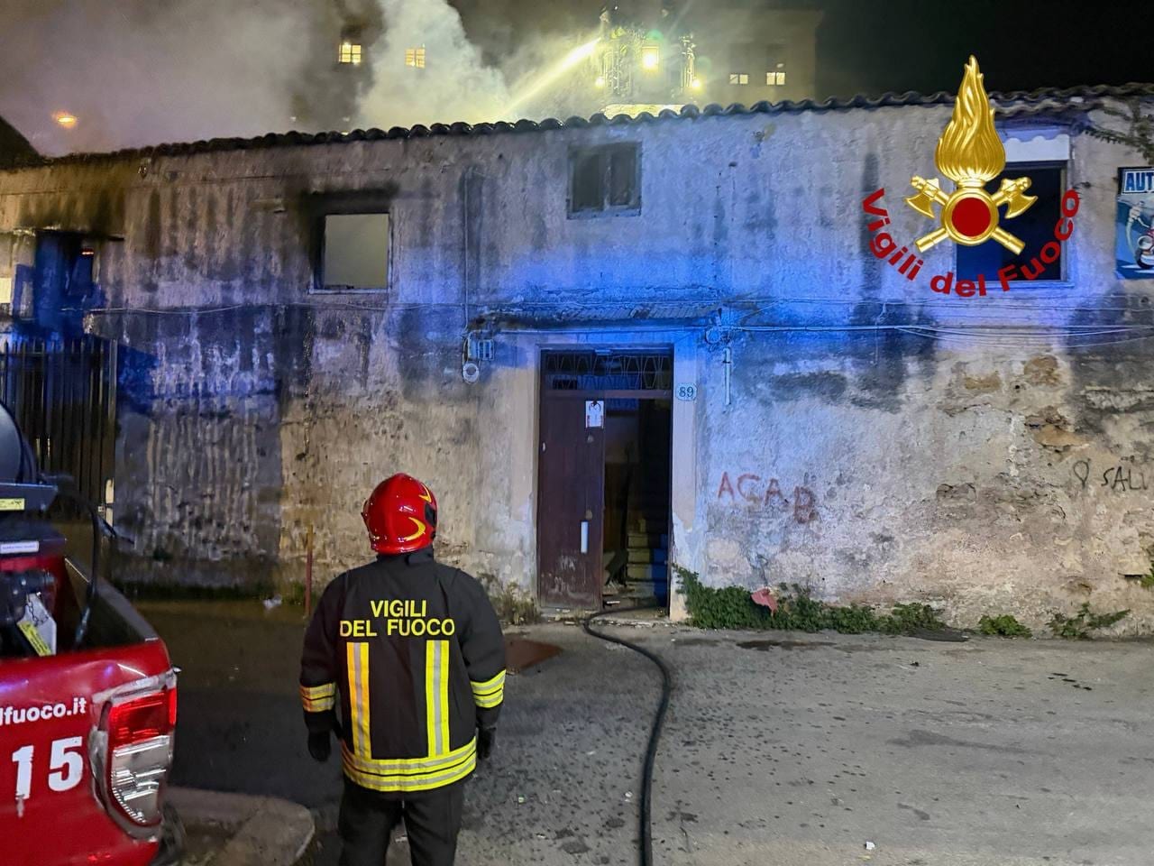 Palermo, incendio nella notte in un edificio abbandonato