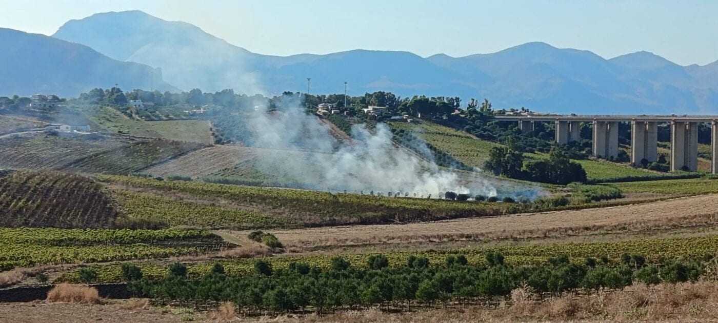 Calatubo di nuovo in fiamme: appello dell'associazione e denuncia congiunta ai Carabinieri