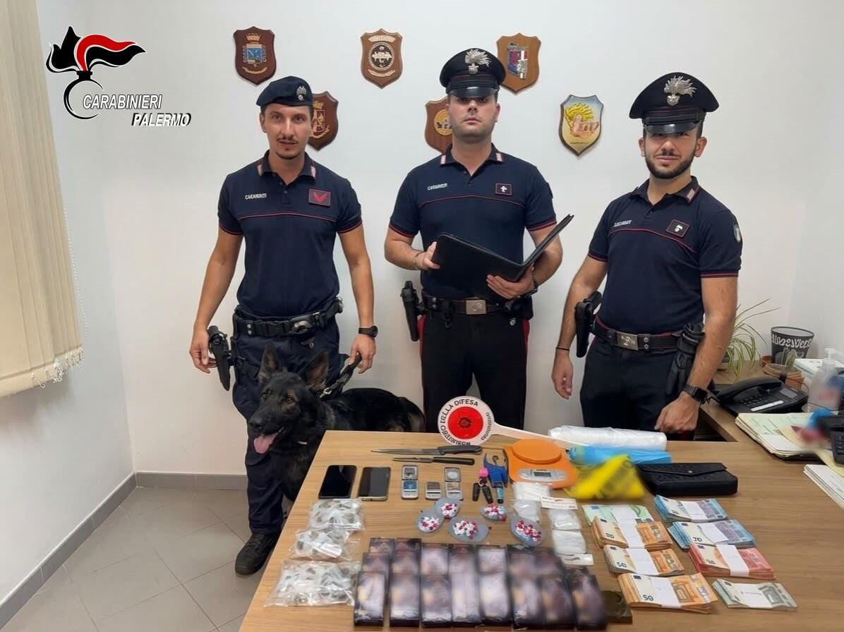 Palermo, droga nel congelatore e nell’armadio: sequestrati quasi 3 chili e oltre 9.500 euro