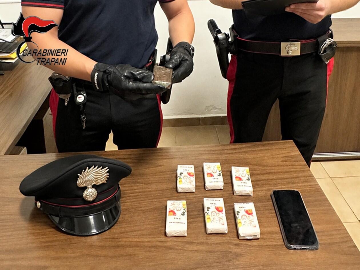 Pantelleria, arrestato 31enne: in casa ai domiciliari con 700 g di hashish
