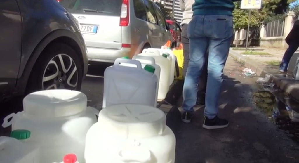 A Castellammare da due mesi senza acqua in via Mirandola, l'odissea di due famiglie