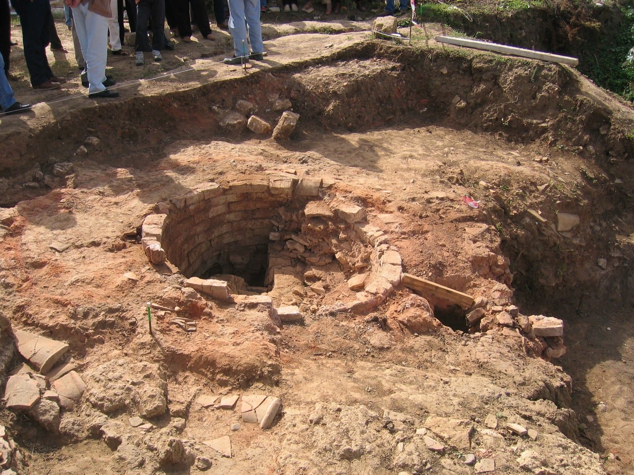 Fornaci romane di Alcamo, sito chiuso ed erbacce altissime. L’appello di Archeo-club (Interviste)
