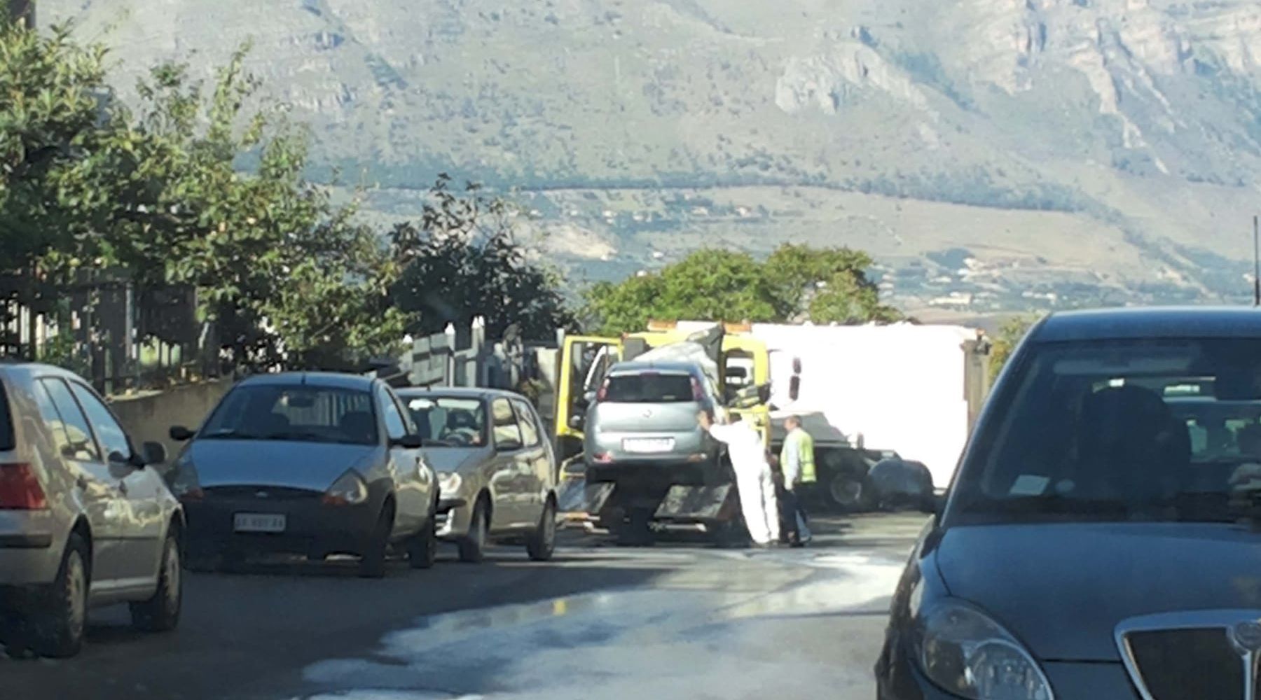 Alcamo: a fuoco un'auto nella zona di Sant'Anna, indaga la polizia