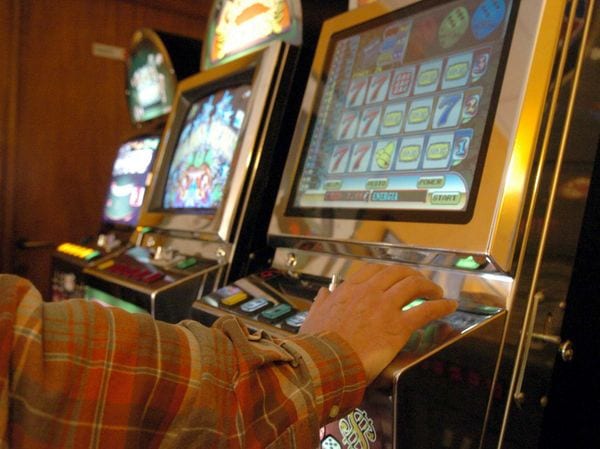 Alcamo: controlli polizia, videopoker in regola