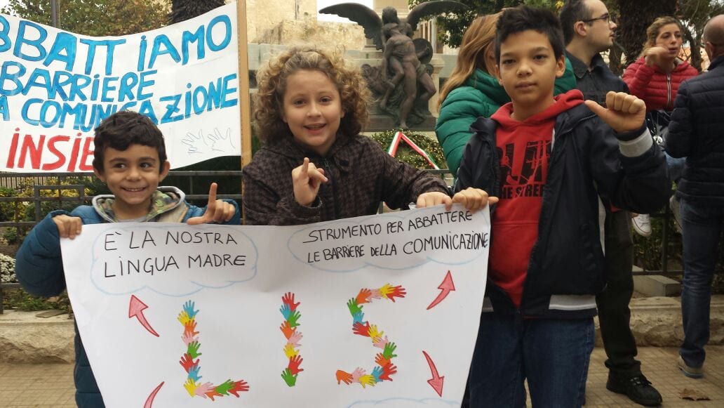 Trapani, obiettivo LIS: protesta davanti alla Prefettura