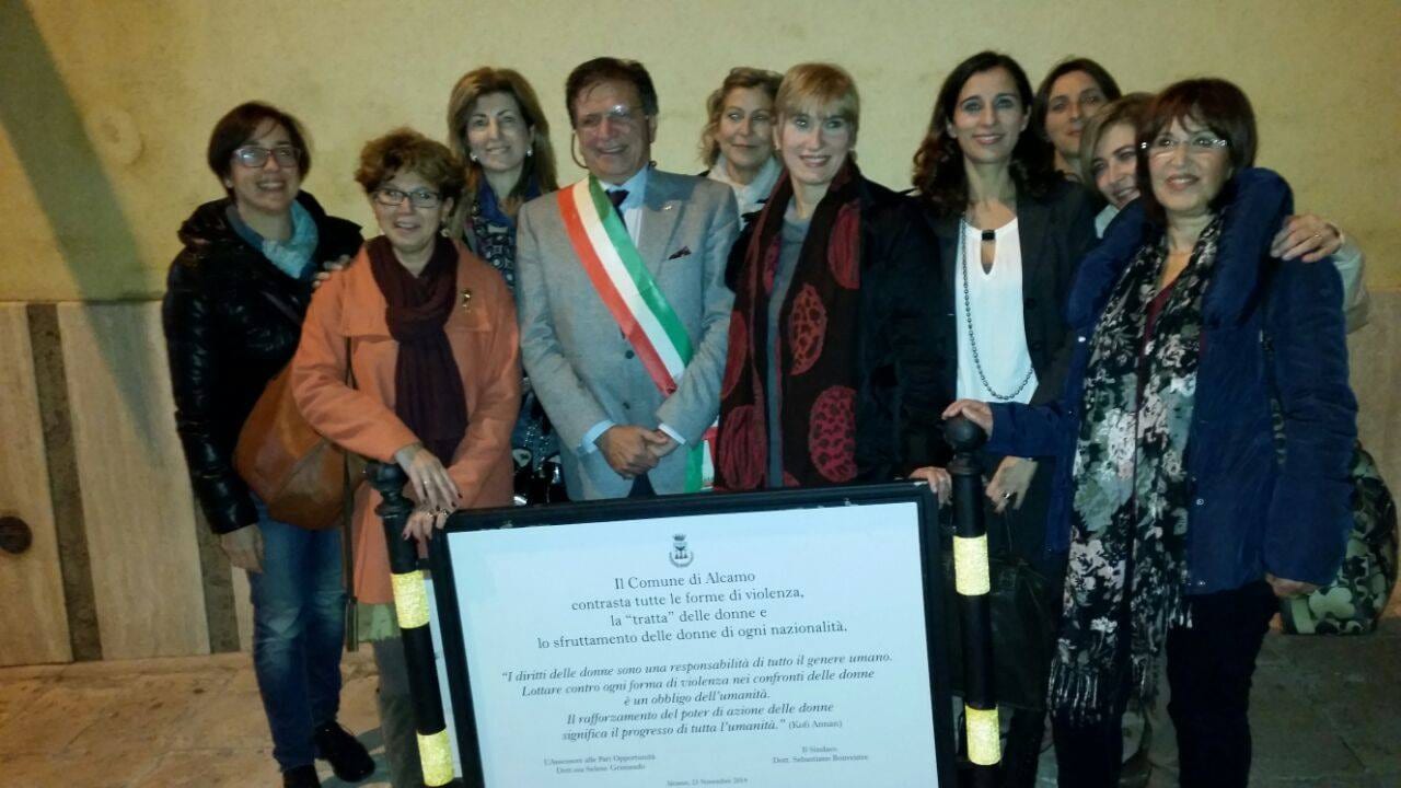 Alcamo, scoperta targa contro violenza sulle donne