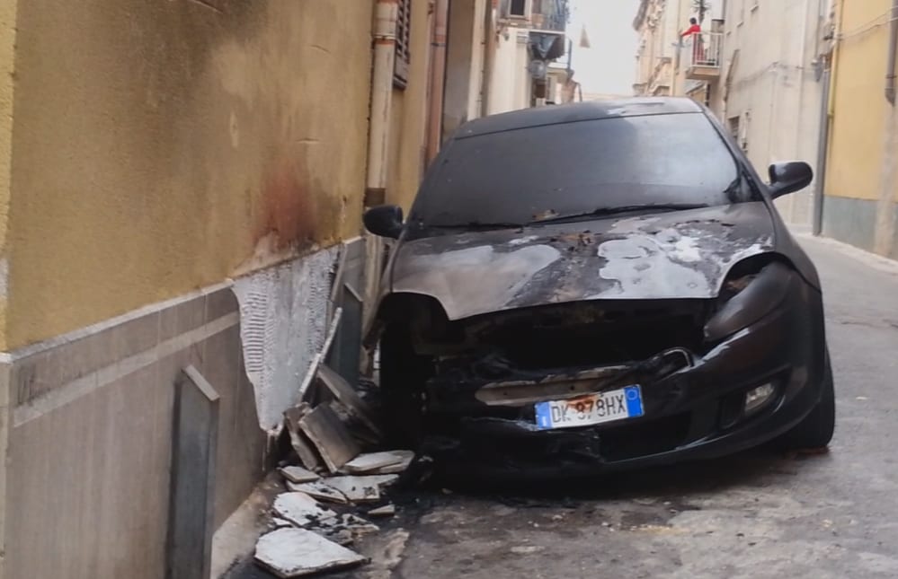 Alcamo, in fiamme auto di un pregiudicato nel centro storico