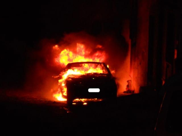 C/mmare del Golfo: auto in fiamme vicino al porto, forse è doloso