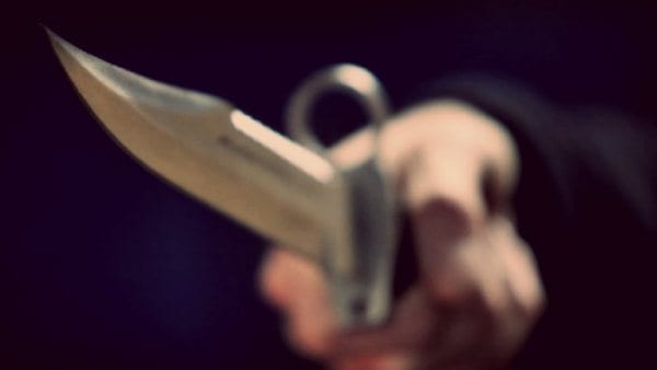 Trapani: ubriaco ed armato di coltello, aggredisce un passante