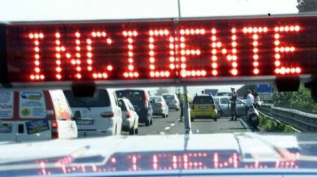 Incidente sulla Palermo-Mazara del Vallo, tir si ribalta e vola nella scarpata