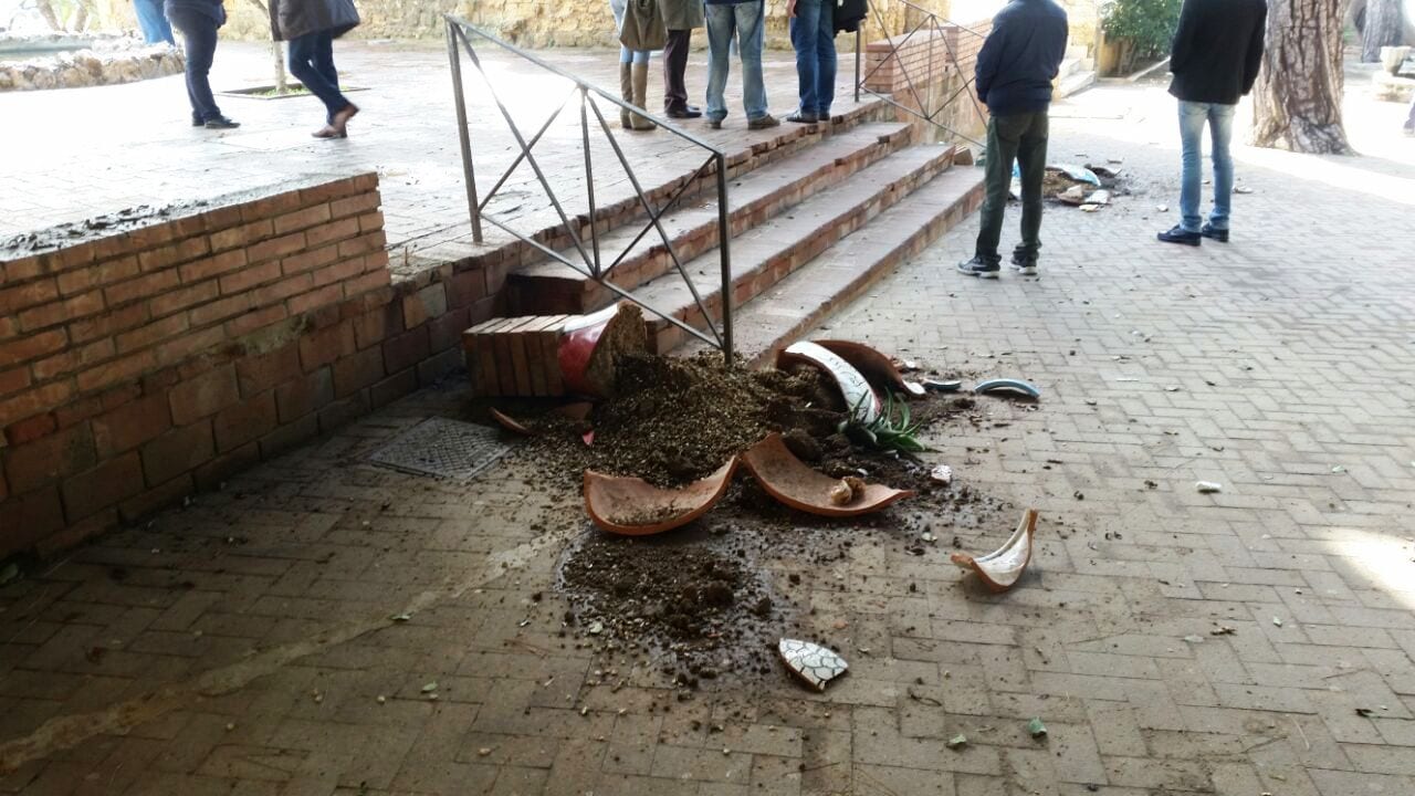 Mazara: rotte due giare alla villa comunale