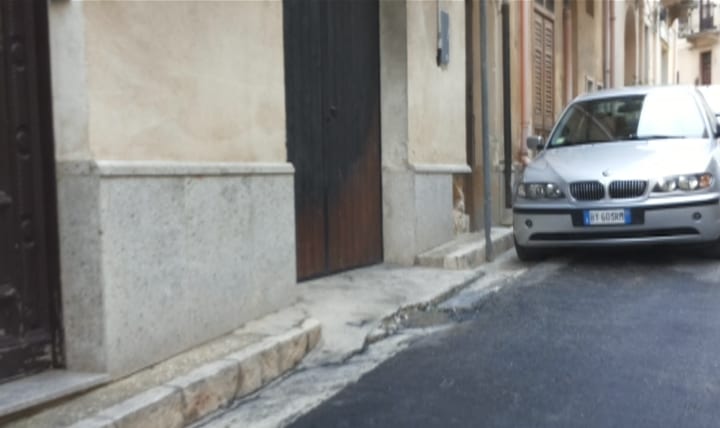 Castellammare del Golfo: incendiata auto vicino piazza Petrolo, dubbi sulla matrice