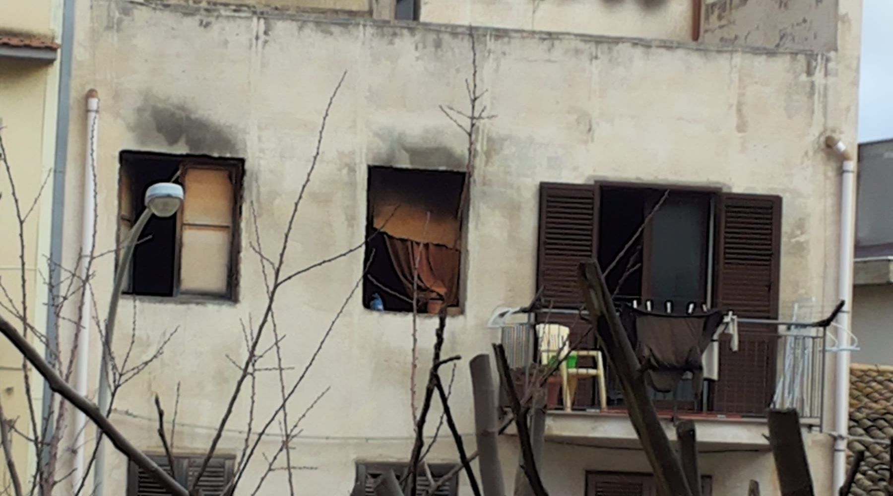 Alcamo: incendio in palazzina, tragedia sfiorata