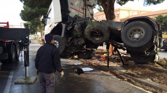 Alcamo: ancora gravi le condizione dell’autista del tir
