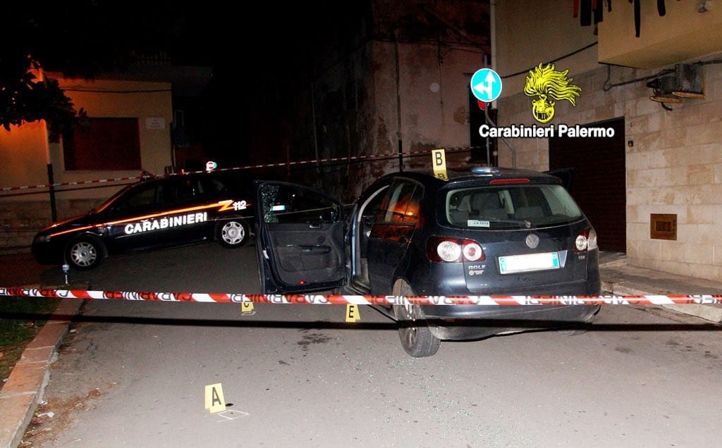 Terrasini, agguato ad un 28enne: gli sparano al collo