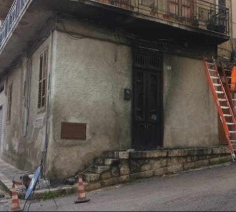 Alcamo: incendiato portone di casa, rompicapo investigativo