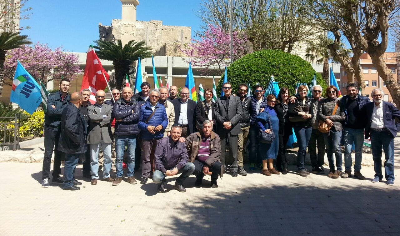 Trapani: . Cgil, Cisl e Uil si sono mobilitate davanti alla Prefettura