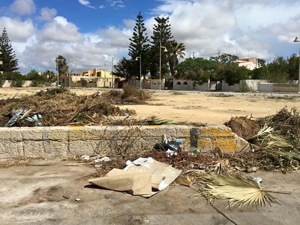 Mazara, cumuli di arbusti in un’area di Tonnarella da poco ripulita