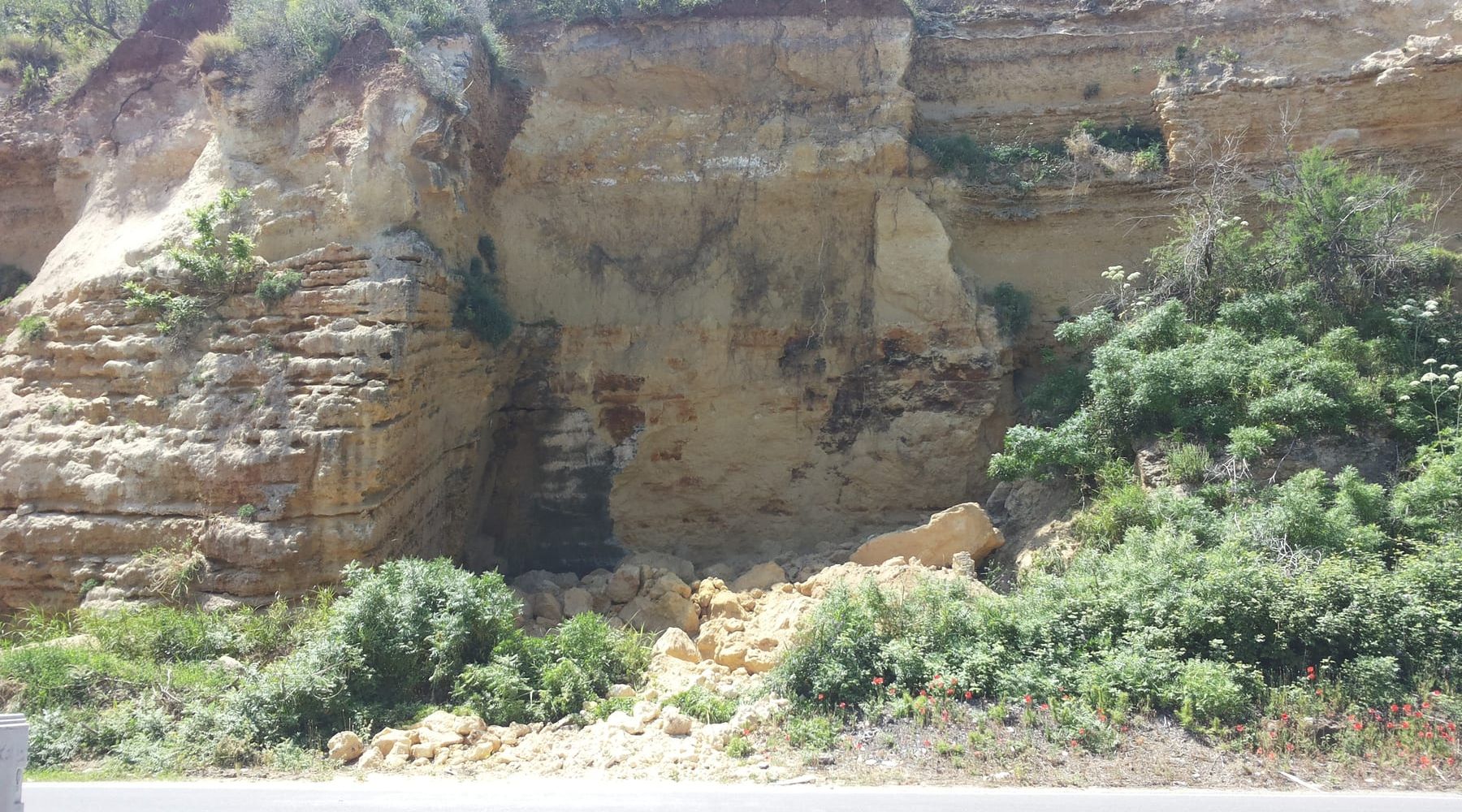 Castellammare del Golfo-Frana sulla Ss.187, giù il costone: tragedia sfiorata