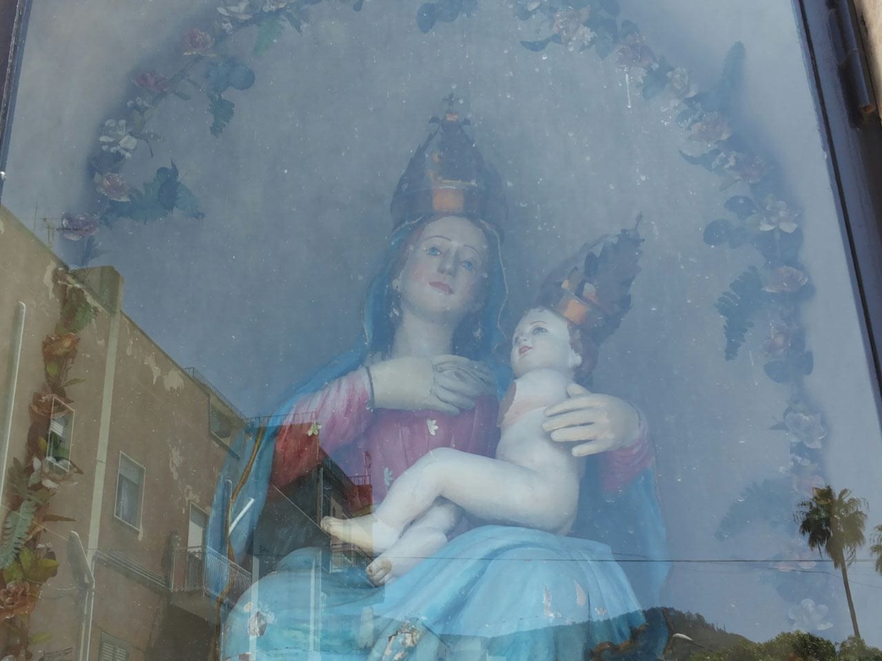 Alcamo-Giallo su atto sacrilego, staccato braccio di Gesù