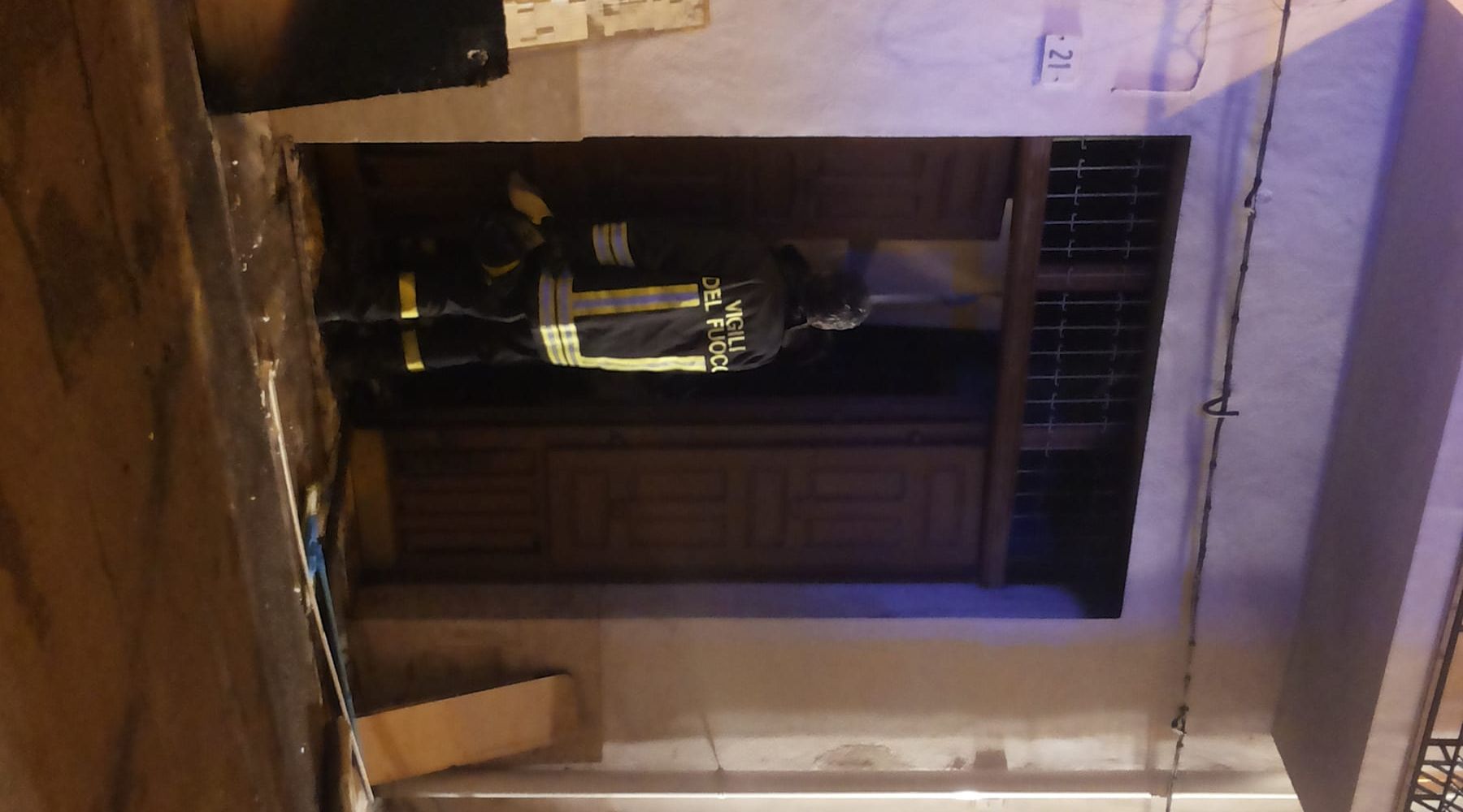 Alcamo, a fuoco portone in legno di un magazzino