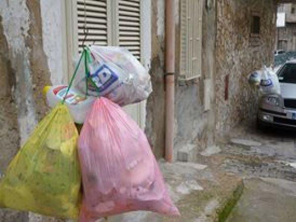 Alcamo-Rifiuti “impiccati” ai balconi, raffica di multe