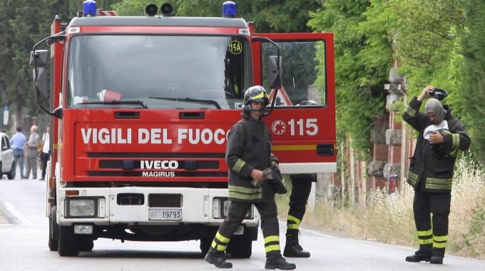Alcamo-Torna lo scirocco, fuoco lambisce parco eolico