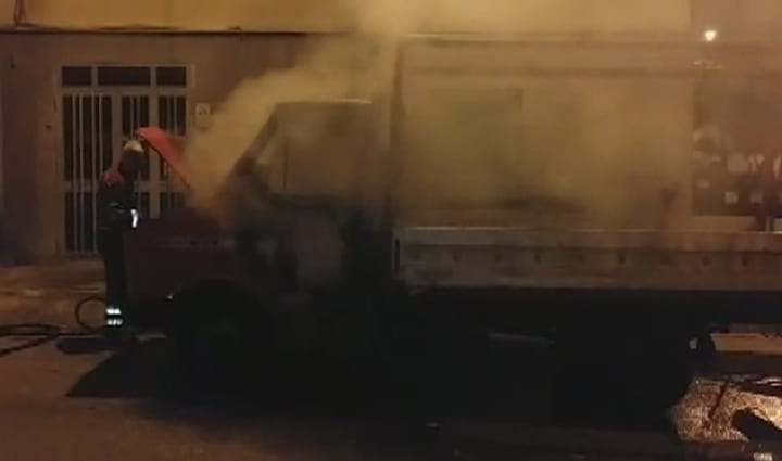 Alcamo-Viale Europa, a fuoco furgoncino di “frutta e verdura”
