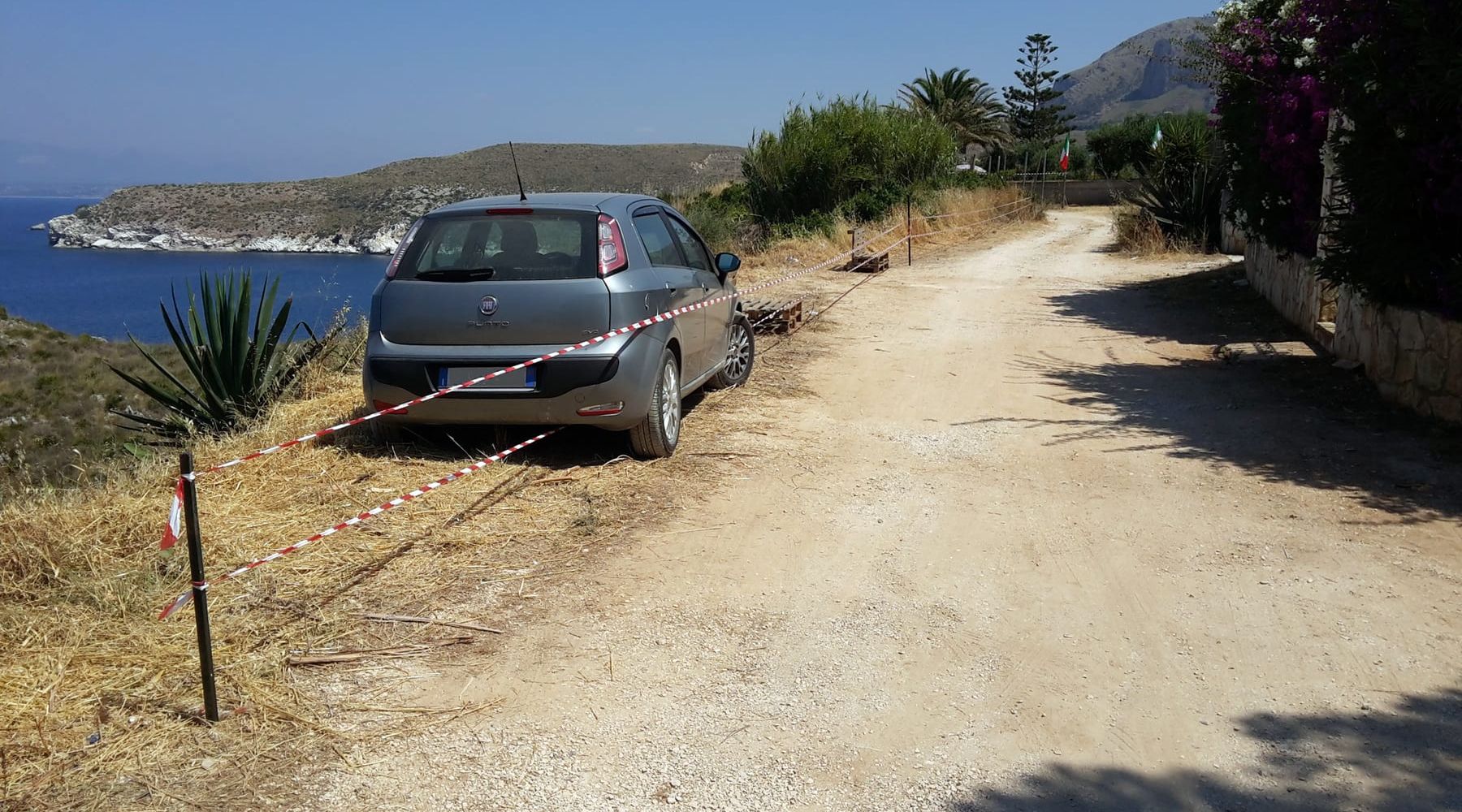 Cala Rossa, "divieto" abusivo di parcheggio