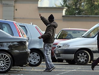Castellammare del Golfo-Posteggiatori abusivi, botte alla polizia