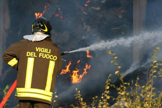 Castellammare, incendio a Scopello: evacuati villini