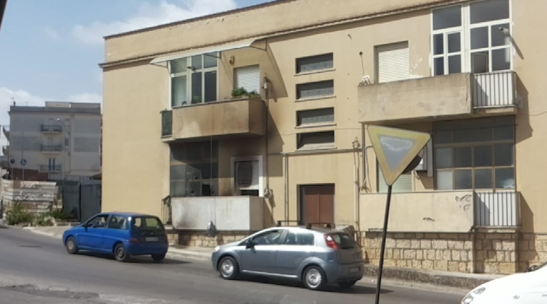 Alcamo-Fuoco ad una casa in via Gammara, danneggiato il prospetto