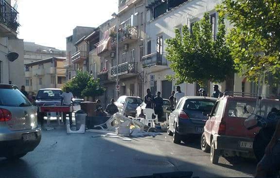 Alcamo-Migranti in via Foscolo, protestano residenti e negozianti