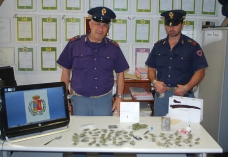 Alcamo: arrestato corriere della droga, denunciati donna e figlio 16enne