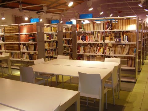 C/mare del Golfo: biblioteca comunale aperta tutti i giorni, mattina e pomeriggio