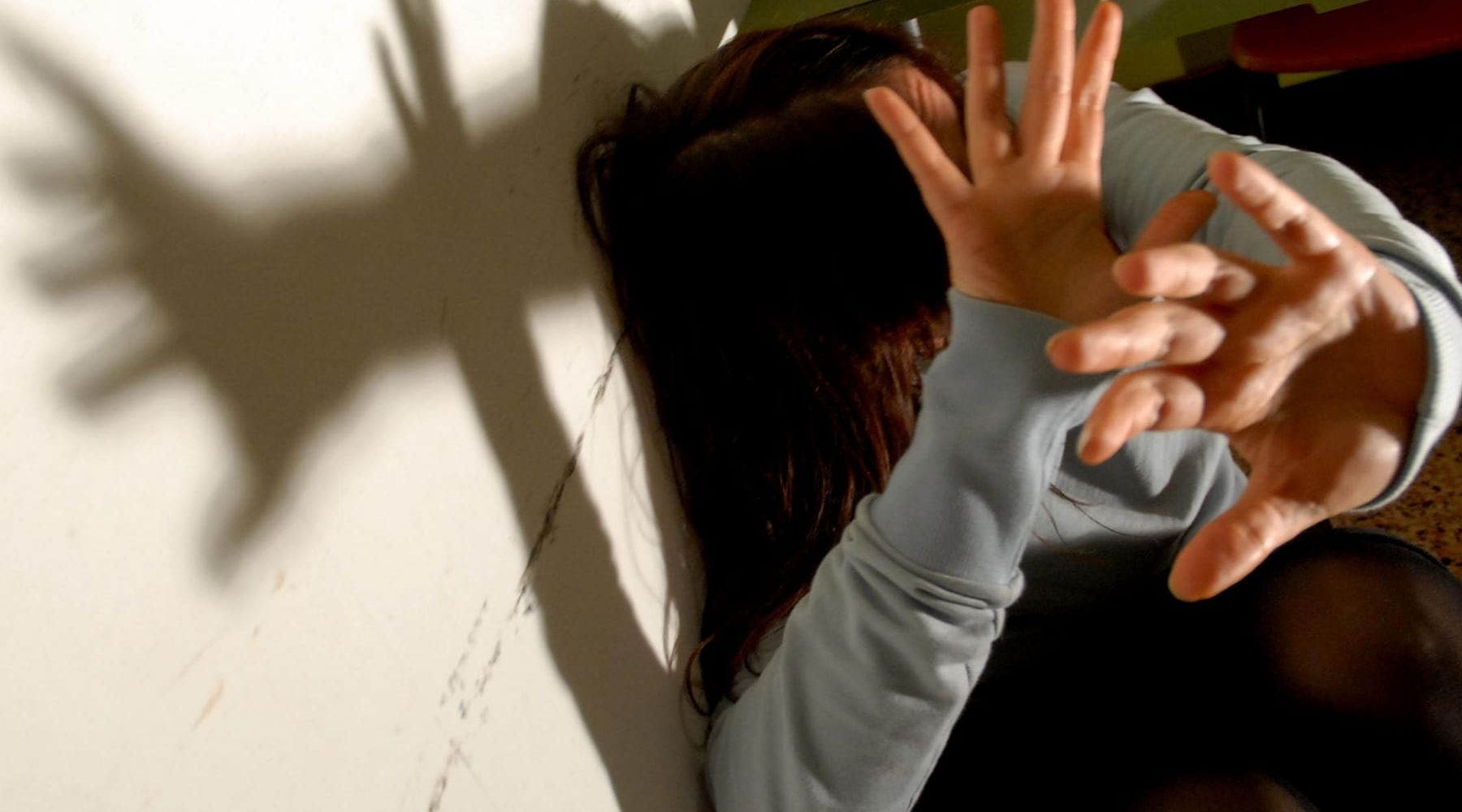 Marsala: abusava della figlia adottiva 15enne, arrestato