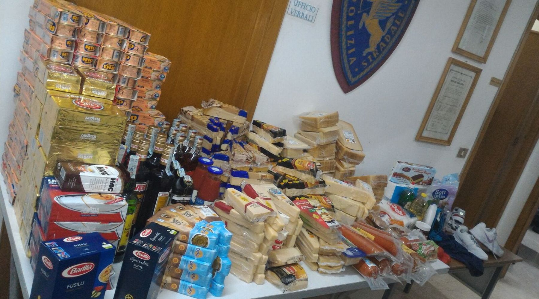 Alcamo-Scoperto "supermercato ambulante" in auto, due denunce