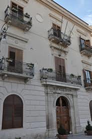 Alcamo - Rosa fresca aulentissima, nuovo emblema per il Palazzo di Città