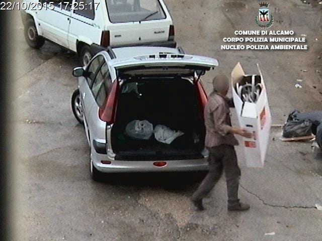 Alcamo-Abbandono rifiuti, raffica di multe e scatta una denuncia
