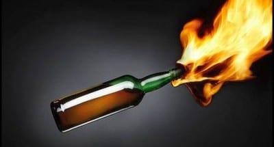 Alcamo-Messaggio inquietante, incendiato portone municipio di piazza Ciullo