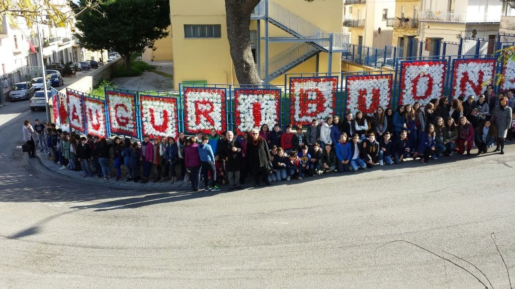 Alcamo-Infiorata alla scuola “Pirandello” per fare gli auguri