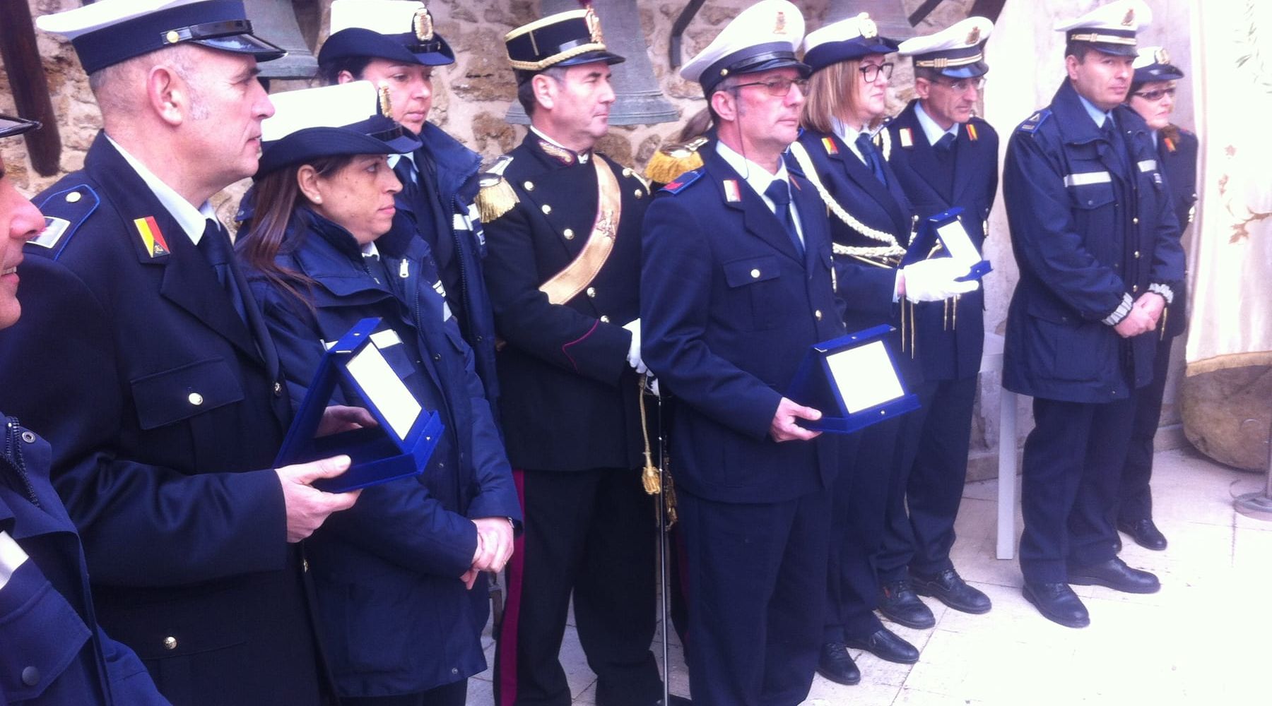Alcamo-Encomio a tre vigili urbani, salvati collega e anziana